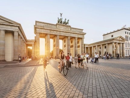 Puesta de sol tras la Puerta de Brandenburgo en Berlín