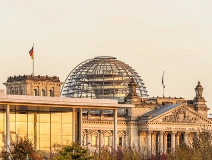 La cupola del Reichstag di Berlino in una luce calda