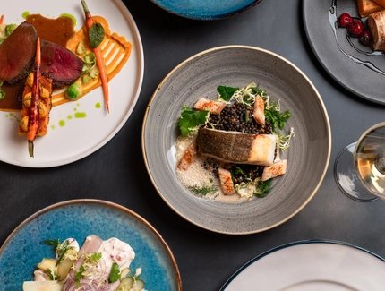 Teller mit Fleisch, Fisch und Steak im Gourmet-Restaurant. 