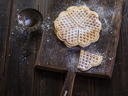 Waffeln mit Puderzucker auf einem Holzbrett