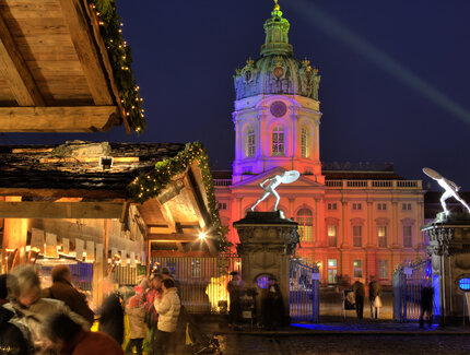 El mercado de Navidad frente al Palacio de Charlottenburg en Berlín