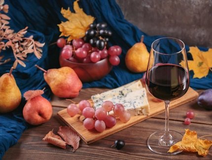 Wein mit Käse und Früchten