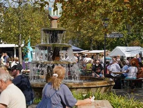 4rd Wine and Winegrowers Festival “Weinbrunnen” at Ludwig-Beck-Platz