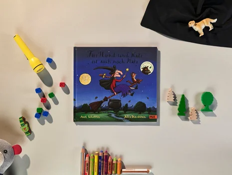 Picture Book Cinema: Sitting on the Mat, with Dog, Cat and Rat