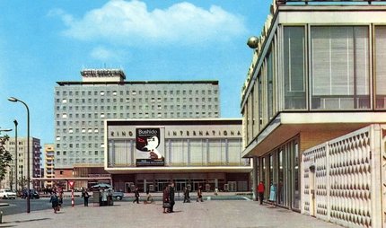 Postkarte von 1964 mit dem Karl-Marx-Allee-Ensemble Berlin, erbaut von Josef Kaiser. Abb.: Kino „International” mit Heinz Aust (1961–63), Hotel „Berolina” mit Günter Kunert (1961–64, 1995 abgerissen), Restaurant „Moskau” mit Horst Bauer