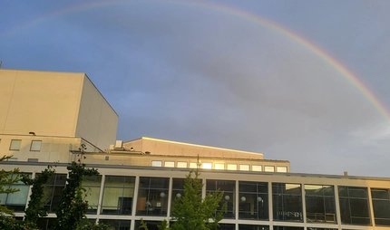 Die Deutsche Oper Berlin unter einem Regenbogen