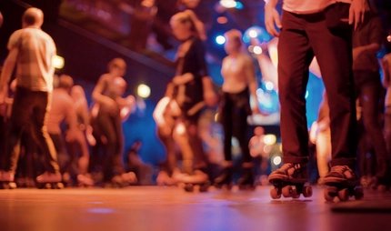 verschwommene Tanzende auf Rollschuhen