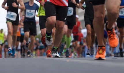 BMW BERLIN-MARATHON - Beine von teilnehmenden Läufer:innen