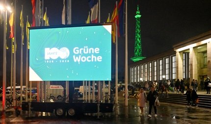 100 Jahre Grüne Woche, Display vor Messegebäude