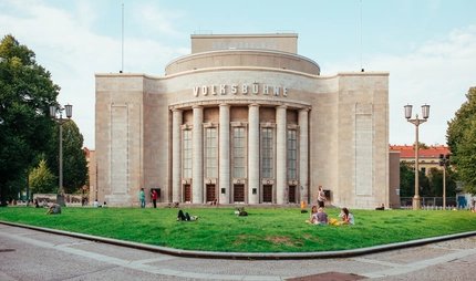 Die Volksbühne in Berlin im Sommer