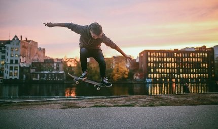 Skateboarding tricks in Berlin by the Spree river