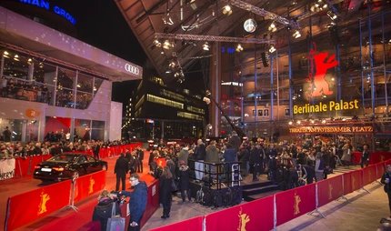 Auf dem roten Teppich vor dem Berlinale Palast Internationale Filmfestspiele Berlin