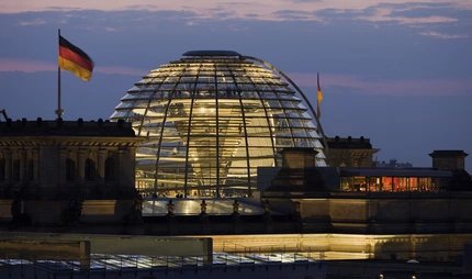 Kuppel des Reichstags in Berlin - Mitte am Abend