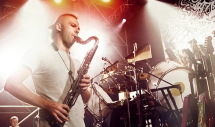  Saxofonist in einem Club auf der Bühne