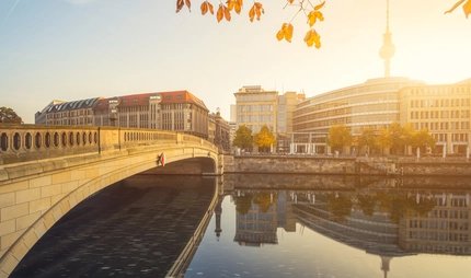 Friedrichsbrücke over the Spree in Berlin-Mitte in autumn light