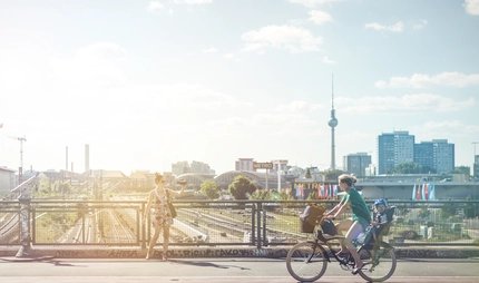 Blick auf den Fernsehturm von der Warschauer Brücke Warschauer Brücke mit Berliner Fernsehturm im Sommer