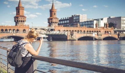 Frau vor Oberbaumbrücke