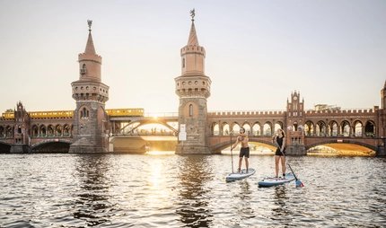 Stand Up Paddling at the Oberbaumbrücke Stand Up Paddling an der Oberbaumbrücke