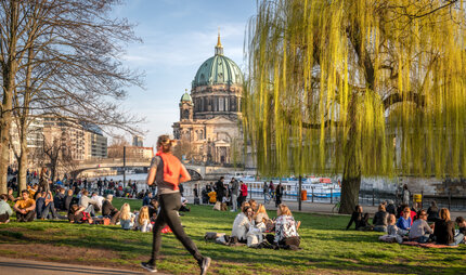 Correr junto a la catedral de Berlín en primavera