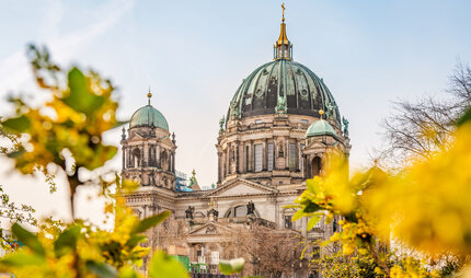La catedral de Berlín en Berlín-Mitte con flores de primavera 