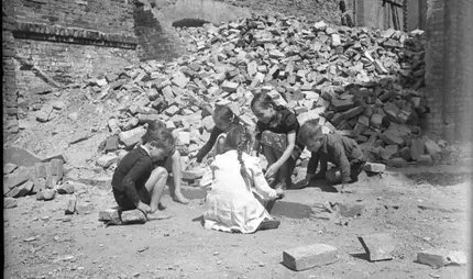 Berliner Kinder spielen in Kriegsruinen