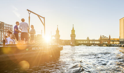 Die Berliner Oberbaumbrücke im Sommer mit Booten auf der Spree