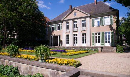 Vue du jardin sur la terrasse fleurie de la villa Liebermann.