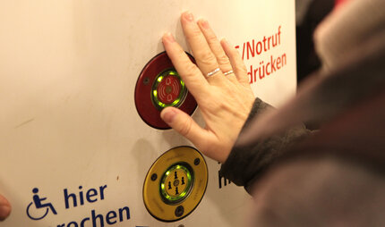 Sicher durch Berlin: Mann drückt Notrufknopf
