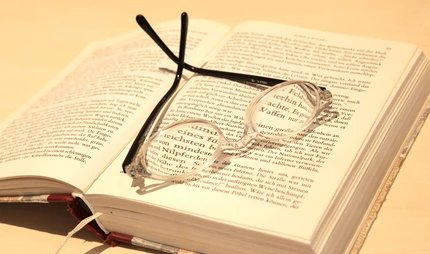 Livre et lunettes