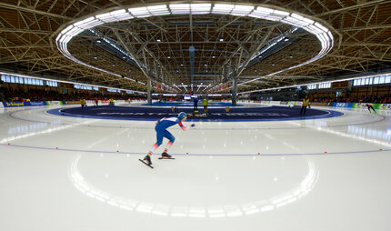 Eishalle mit Schlittschuhläufer im Sportforum Hohenschönhausen