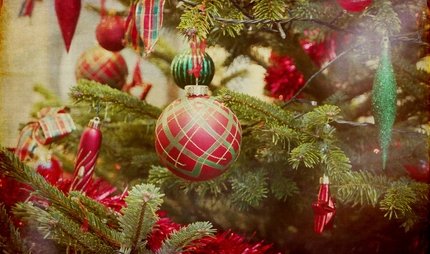 Traditionell geschmückter Weihnachtsbaum Weihnachtsbaumkugel