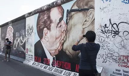 Dimitri Vrubel "Mein Gott hilf mir, diese tödliche Liebe zu überleben" City Circle - Berlin Wall Tour -