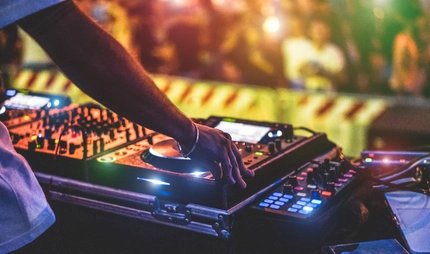 DJ am Mischpult