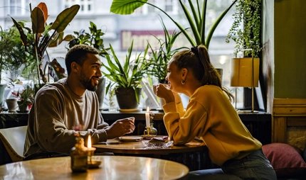 Ein Paar in einem hübschen Café