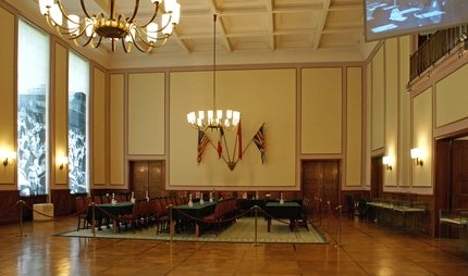 Sala del museo Berlin-Karlshorst con lámpara de araña