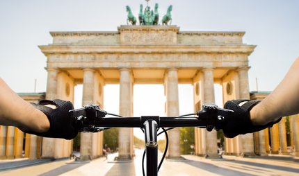 Ciclisti a Berlino alla Porta di Brandeburgo