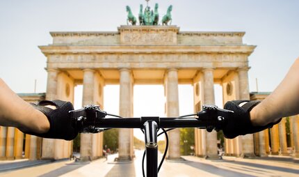 Fahrradfahrer in Berlin am Brandenburger Tor