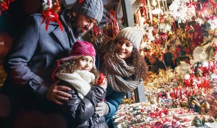 Familie auf dem Weihnachtsmarkt Familie auf dem Weihnachtsmarkt in Berlin