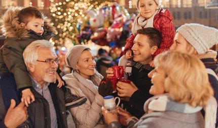 Familie auf dem Weihnachtsmarkt Glückliche Familie auf dem Weihnachtsmarkt