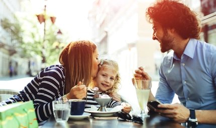 Familie im Cafe Sommer