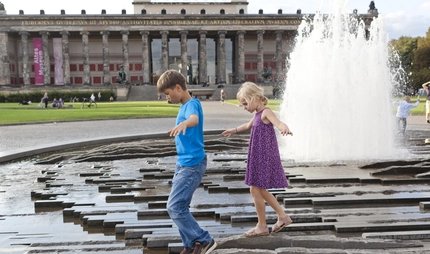 Kinder beim Spielen auf der Museumsinsel Kinder beim Spielen auf der Museumsinsel im Sommer in Berlin