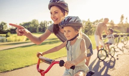 Familias en Berlín - madre con su hija en una bicicleta