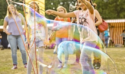 Children playing with soapbubble in Berlin