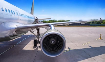 Flugzeug auf Landebahn