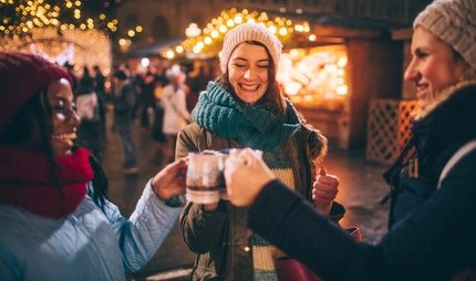 Freundinnen trinken Glühwein