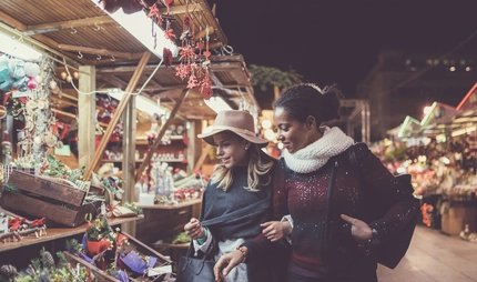 Freundinnen auf dem Weihnachtsmarkt Freundinnen auf dem Weihnachtsmarkt