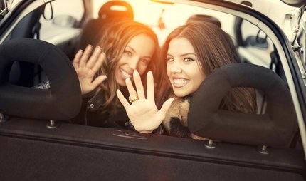 Freundinnen im Taxi