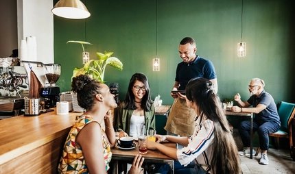 Freundinnen sitzen im Café