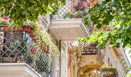 Die Bölschestraße in Friedrichshagen Friedrichshagener Bölschestraße in Berlin mit Hausfassaden