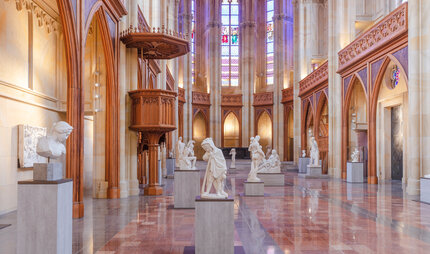 Exposition de sculptures à l'église Friedrichswerder de Berlin